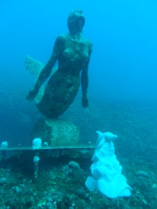 Una statua sul fondo del mare